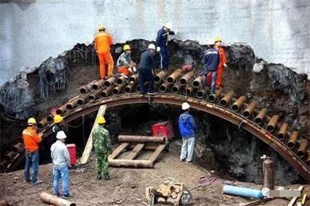新绛隧道钢花管支护案例